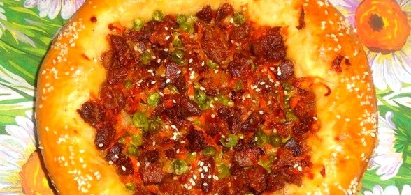 Дрожжевой пирог с мясом и овощами