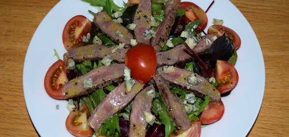 Мясной салат с рукколой, желтыми черри и голубым сыром