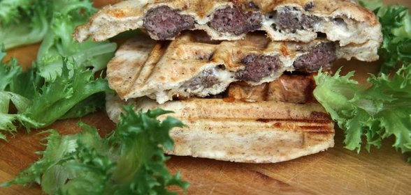 Цельнозерновая пита с колбасками