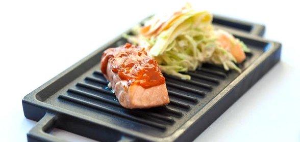 Барбекю из норвежской семги-гриль с яблочно-капустным салатом