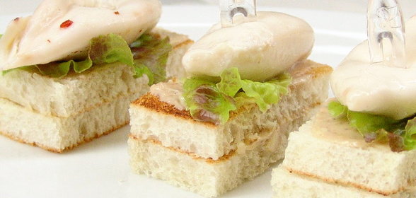 Канапе с фаршированным кальмаром и анчоусным маслом