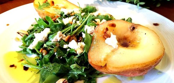 Салат с молодым сыром и карамелизированной грушей