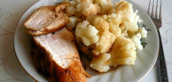 Куриная грудка с гарниром из цветной капусты