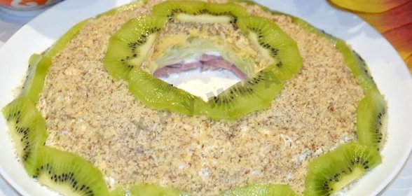 Салат Изумрудный браслет с курицей сыром и киви