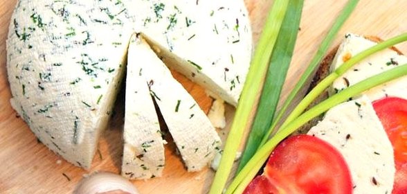 Домашний сыр с луком и тмином