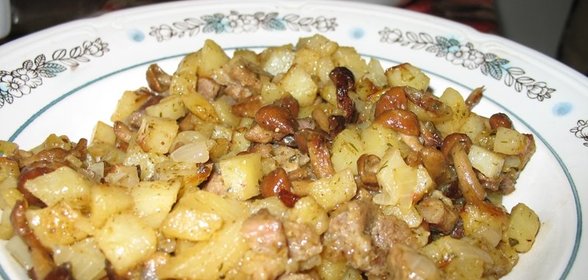Картошка с грибами опятами жареная