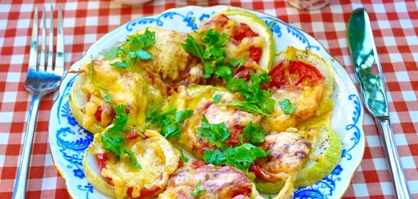 Кабачки с помидорами и сыром в духовке