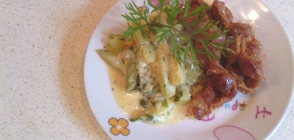 Жареные куриные потрошки с гарниром из молодых кабачков