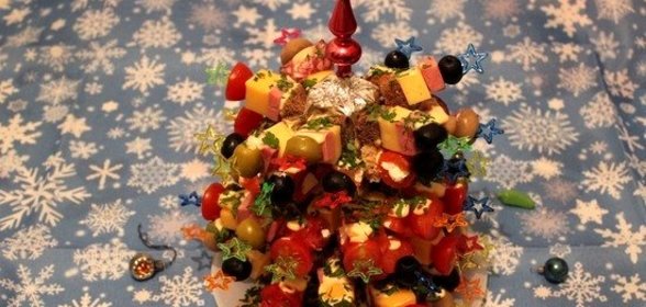 Канапе с колбасой и сыром
