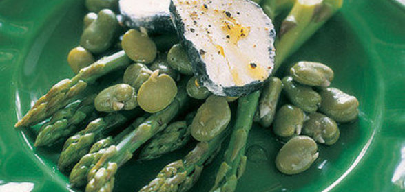 Салат из спаржи с фасолью и мягким козьим сыром