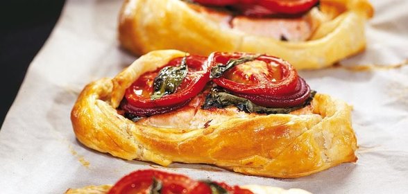 Лосось с овощами в тесте