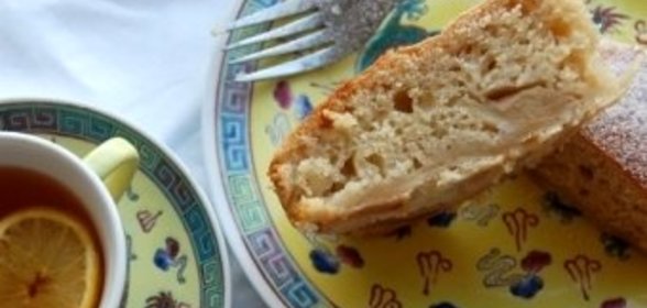 Шарлотка с манкой и яблоками