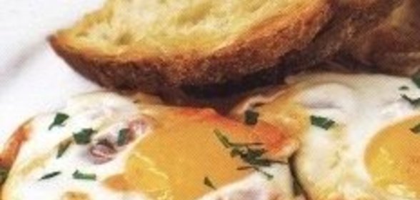 Яичница с томатным соусом