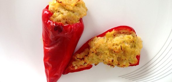 Перцы чили, фаршированные яйцами, пореем и креветками