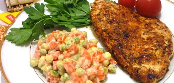Нежная курочка по-итальянски с морковью и зеленым горошком в молочно-сливочном соусе