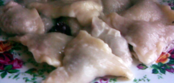 Постные вареники с вишней (дрожжевое тесто)