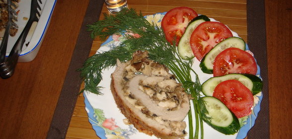 Мясной рулет с грибной начинкой