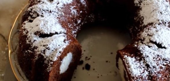 Шоколадный кекс с творожными шариками