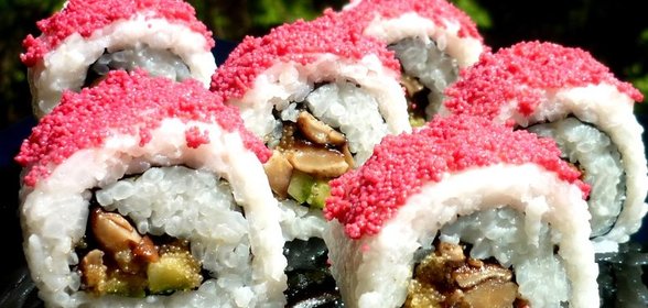 Суши с шиитаке,огурцом и икрой мойвы