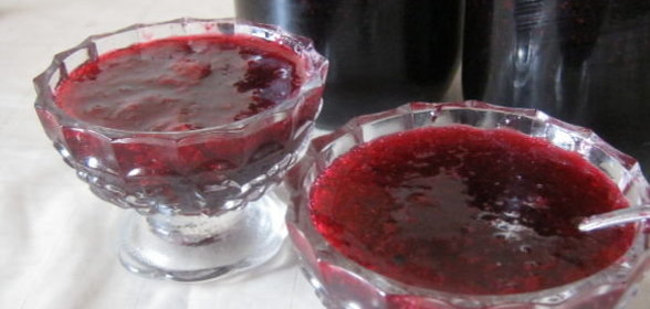 Черная смородина в собственном соку (заготовка на зиму)