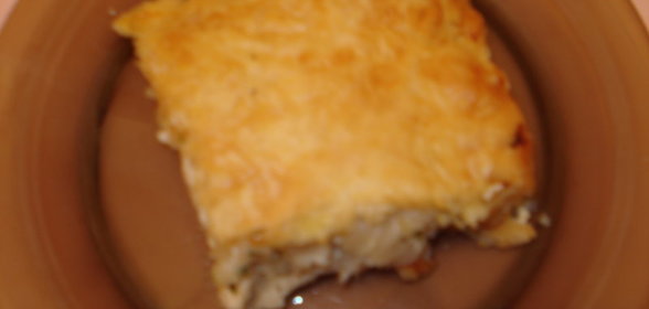 пирог из слоёного теста с курицей луком и сыром