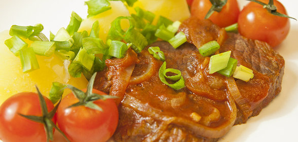 Говядина, тушеная по-португальски, с луком