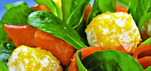 Салат с лососем, творогом и лимоном