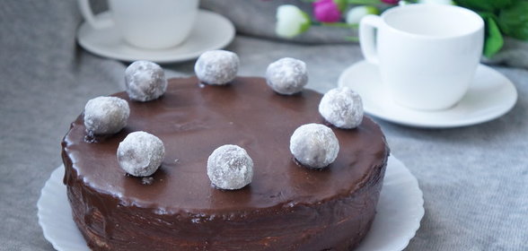 Торт Прага с трюфельными шариками