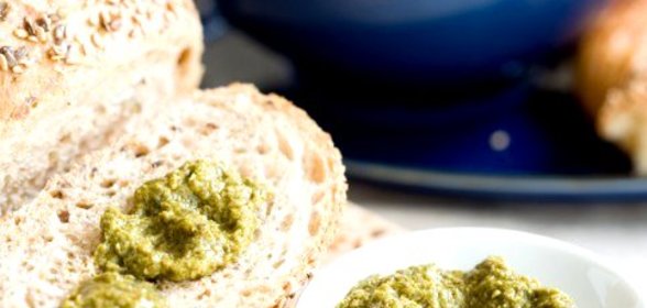 Песто из чесночных стрел с кедровыми орешками