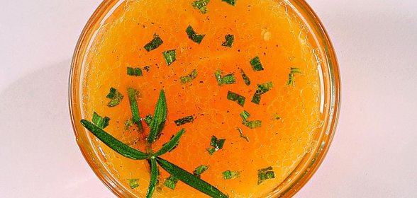 Соус с пореем, апельсином и розмарином