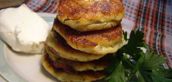 Оладьи из лука-порея с брынзой и пармезаном