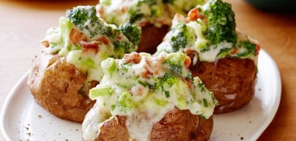 Запеченный картофель с беконом, брокколи и сыром