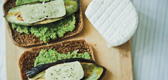 Сэндвич с баклажаном и соусом из брокколи