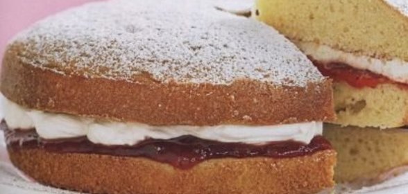 Торт со сливками и клубничным джемом