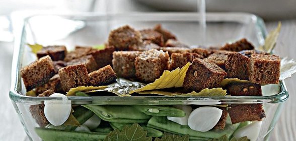 Фасоль, соленая с чесноком и ржаным хлебом