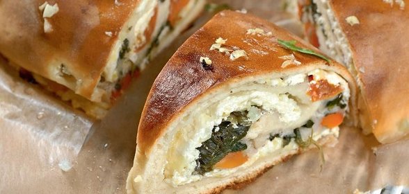 Рулет со шпинатом, помидорами и творогом