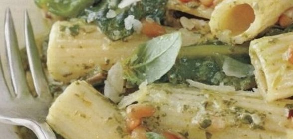 Макароны с соусом песто