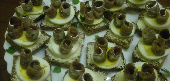 КАНАПЕ С КИЛЬКОЙ И ЯЙЦОМ