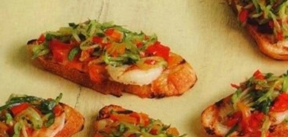 Бутерброды с креветками и огуречным салатом