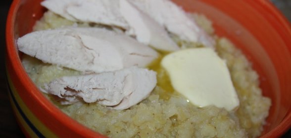 Каша из пшеничных хлопьев с курочкой и маслом