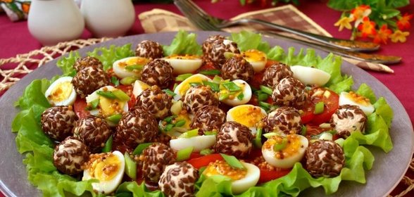Салат с помидорами, перепелиными яйцами и сырными шариками