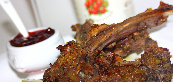 Баранья корейка в ароматной корочке с клюквенным соусом