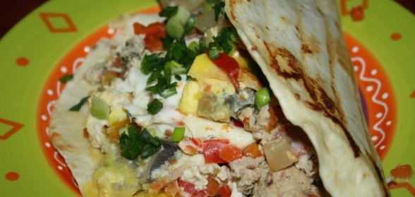 Яркий завтрак в тортилье