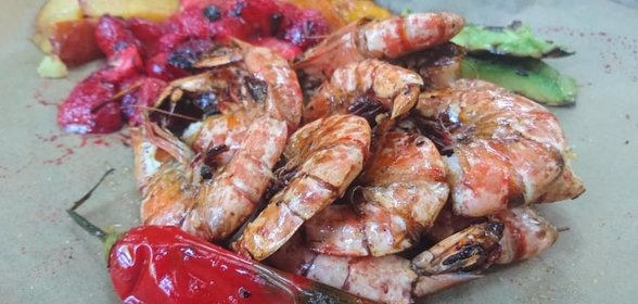 Креветки с фруктами и овощами на гриле