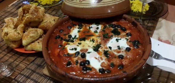 Тажин-глазунья (кюфта с яйцом) в пряном томатном соусе