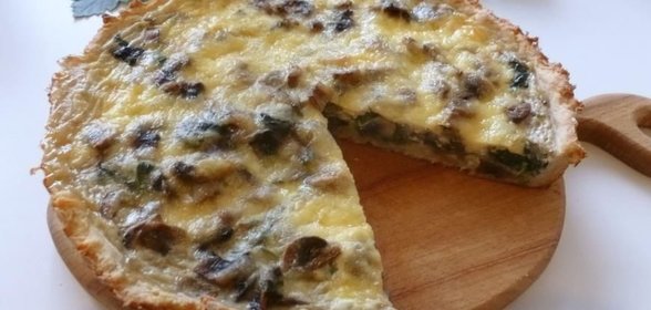 Киш с грибами и шпинатом