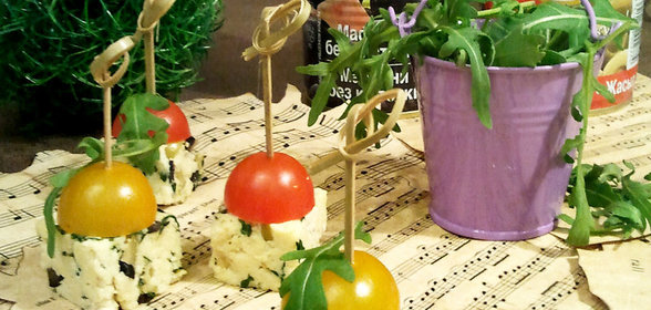 Домашний диетический сыр с рукколой, маслинами и оливками