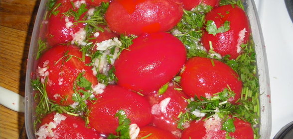 маринованные помидоры с зеленью и чесноком