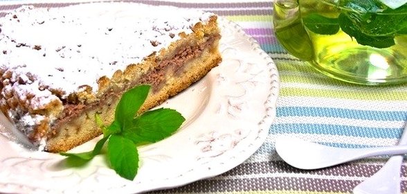 Тёртый пирог с клубникой и творогом