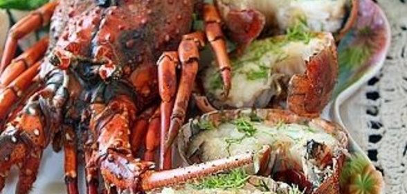 Лангусты, запеченные в духовке со сливочном маслом и укропом